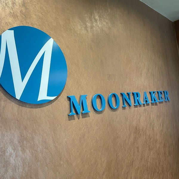 Foto tirada no(a) Moonraker Restaurant por Ron N. em 9/19/2023