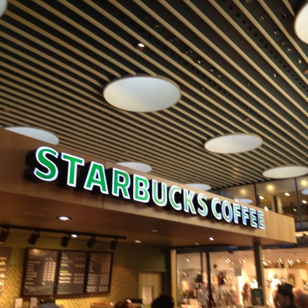 รูปภาพถ่ายที่ Starbucks โดย Michiel L. เมื่อ 2/11/2013