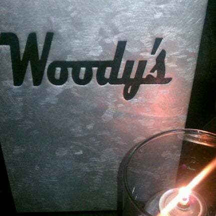 Снимок сделан в Woody&#39;s Burgers &amp; Beer пользователем Jack v. 11/27/2012