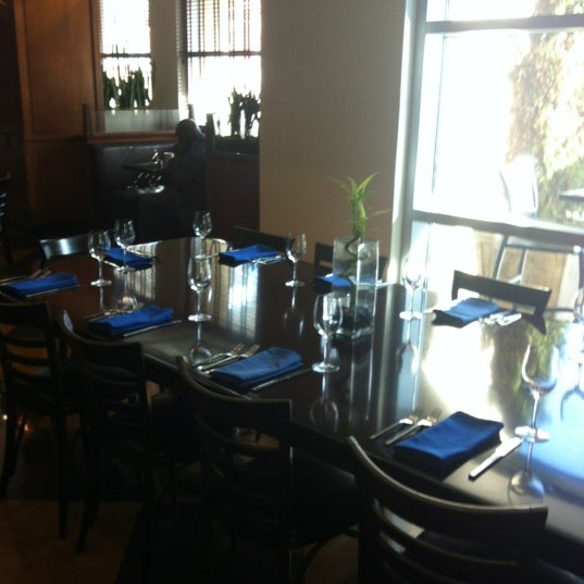 Photo prise au Bleu Restaurant and Lounge par Bluejolly R. le12/5/2012