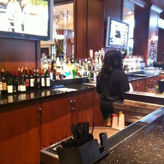 รูปภาพถ่ายที่ Bleu Restaurant and Lounge โดย Bluejolly R. เมื่อ 12/6/2012