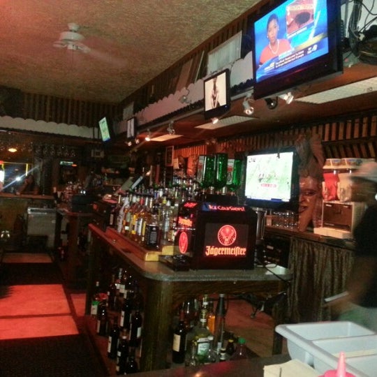 รูปภาพถ่ายที่ Essence Bar &amp; Restaurant โดย Rasheedaah &quot;becky&quot; V. เมื่อ 11/26/2012