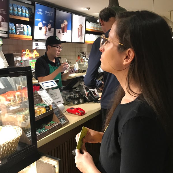 รูปภาพถ่ายที่ Starbucks โดย Edson S. เมื่อ 6/1/2019