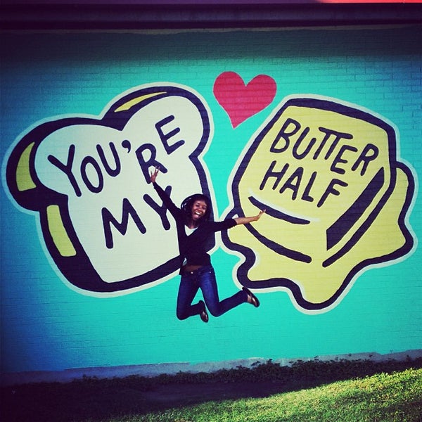 Снимок сделан в You&#39;re My Butter Half (2013) mural by John Rockwell and the Creative Suitcase team пользователем Arielle J. 10/31/2013