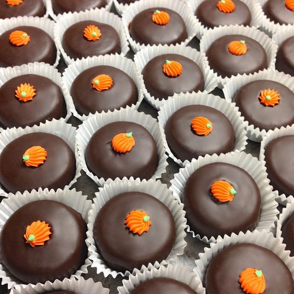 Foto scattata a Edelweiss Chocolates da Dan Z. il 10/15/2014