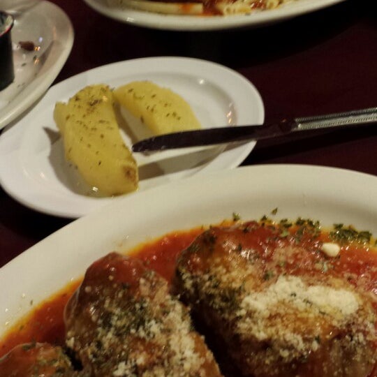 2/22/2014 tarihinde Dana R.ziyaretçi tarafından The Olive Oil Greek Restaurant'de çekilen fotoğraf
