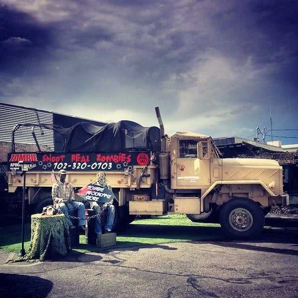 รูปภาพถ่ายที่ Zombie Apocalypse Store โดย Orlando เมื่อ 8/4/2014