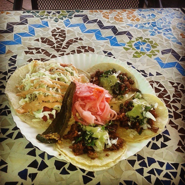 4/22/2015 tarihinde Orlandoziyaretçi tarafından Los Tacos De Huicho'de çekilen fotoğraf