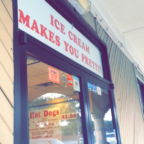 Photo taken at Henry&#39;s Homemade Ice Cream by Morgan R. on 8/4/2017
