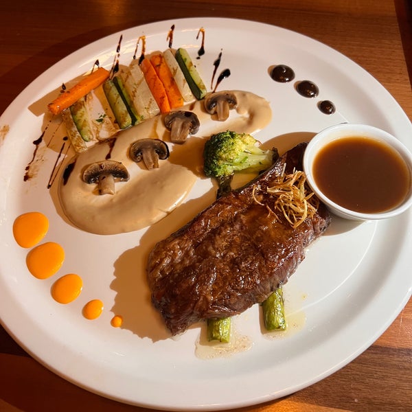 I highly recommend it. Delicious steaks, great reception, friendly staff, fast service, good ambiance , and great choice of music. Wagyo roast beef salad 9/10, mix mini burgers 10/10, Lagrimas 10/10