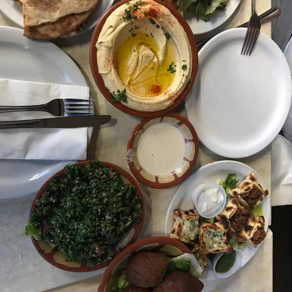 รูปภาพถ่ายที่ Aladdin Mediterranean Restaurant โดย 6aLaL A. เมื่อ 6/25/2017