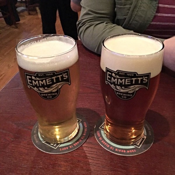 Foto diambil di Emmett&#39;s Tavern &amp; Brewing Co. oleh Mark S. pada 9/20/2015