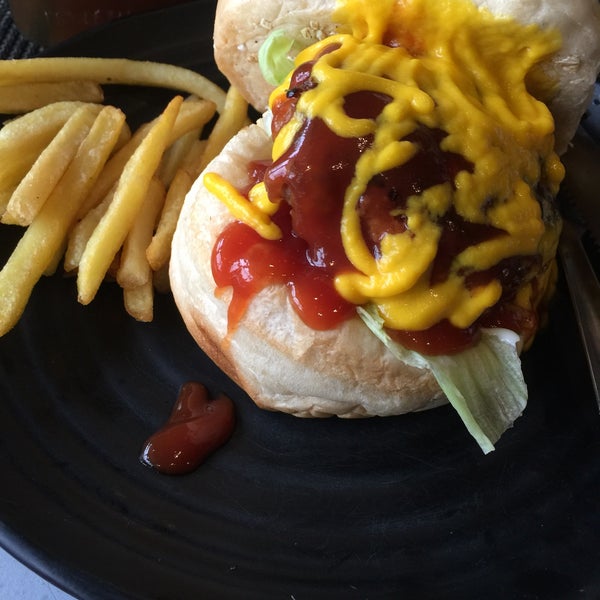 Zhoei Burger
