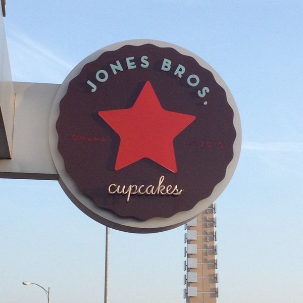 Photo taken at Jones Bros. Cupcakes by Bart on 5/7/2013