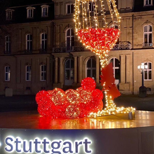 รูปภาพถ่ายที่ Stuttgarter Weihnachtsmarkt โดย Philipp K. เมื่อ 12/1/2019