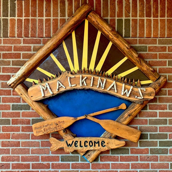 8/5/2020 tarihinde Shan O.ziyaretçi tarafından Mackinaws Grill and Spirits'de çekilen fotoğraf