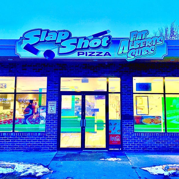 Foto tirada no(a) SLAP SHOT PIZZA &amp; FAT ALBERT&#39;S SUBS por Shan O. em 12/13/2022