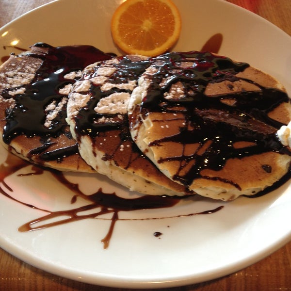 รูปภาพถ่ายที่ Hotcakes Emporium Pancake House &amp; Restaurant โดย Emily T. เมื่อ 3/10/2013