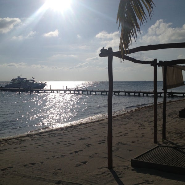 รูปภาพถ่ายที่ Zama Beach Club โดย Karla L. เมื่อ 5/11/2013