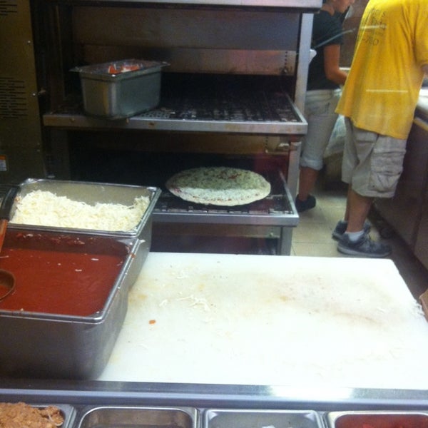 8/9/2014 tarihinde Michael R.ziyaretçi tarafından Giovanni&#39;s Pizza and Pasta'de çekilen fotoğraf