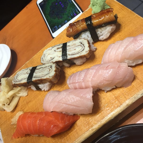 Foto diambil di Sushi Itoga oleh Cath T. pada 9/16/2016