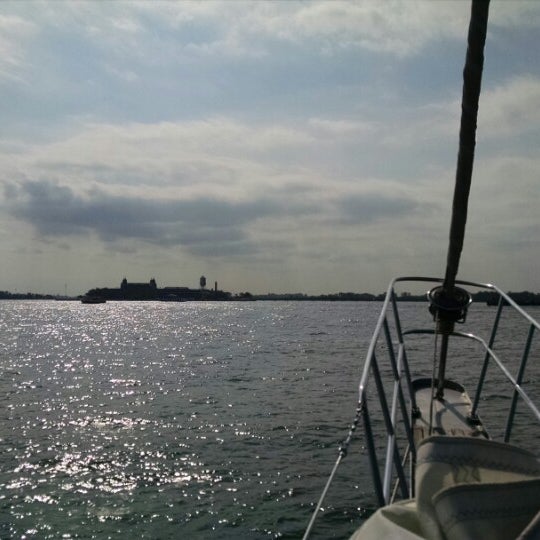 Foto tomada en Shearwater Classic Schooner  por Ian Z. el 9/19/2014