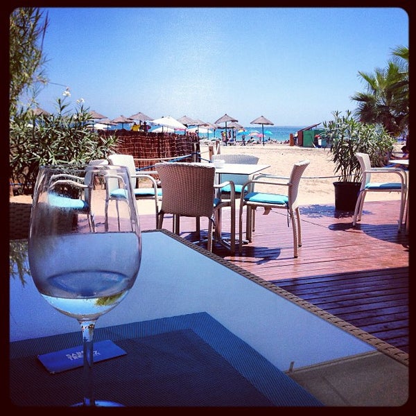 8/15/2013 tarihinde Dashenkaziyaretçi tarafından St.Tropez Beach Bar &amp; Restaurant IBIZA'de çekilen fotoğraf