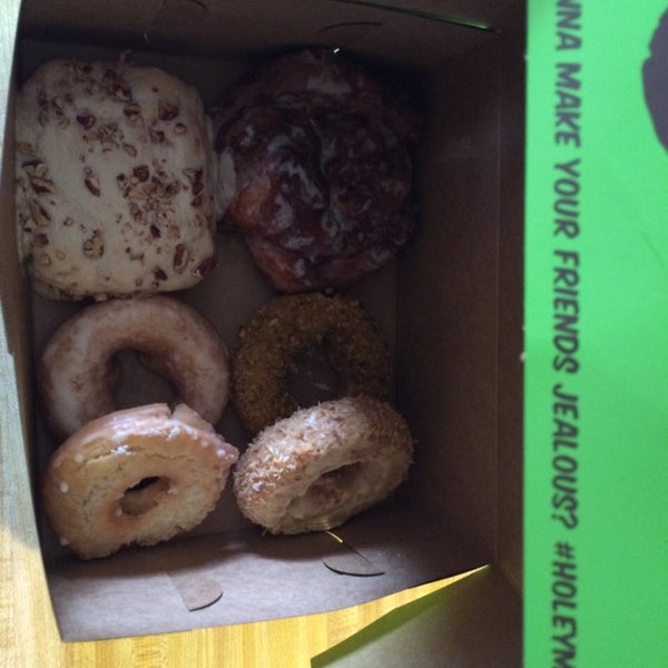 Снимок сделан в Holey Moley Coffee + Doughnuts пользователем Jenn S. 9/17/2014