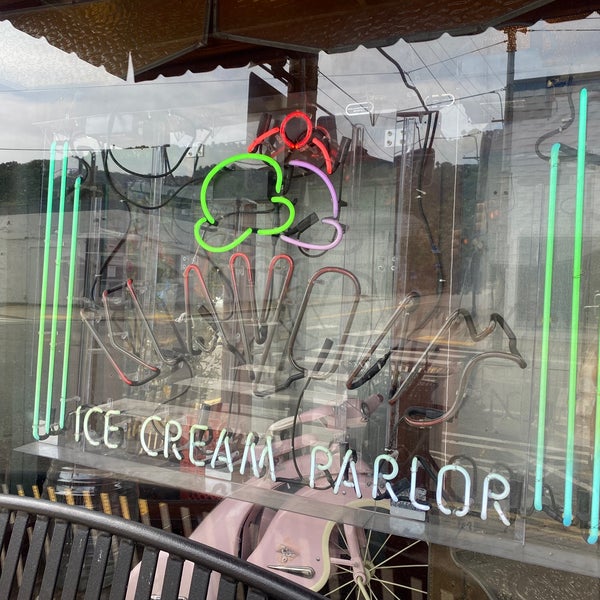 Photo taken at Klavon&#39;s Ice Cream Parlor by JH H. on 8/14/2022