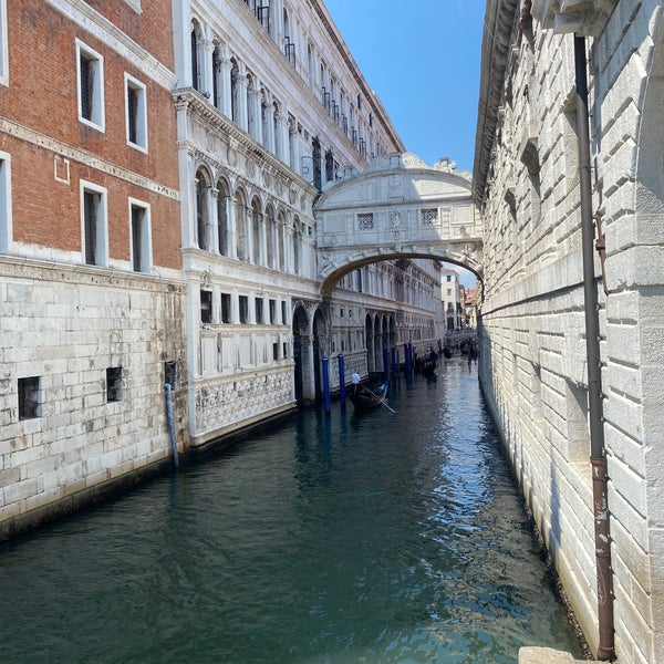 รูปภาพถ่ายที่ Ponte dei Sospiri โดย JH H. เมื่อ 7/30/2023