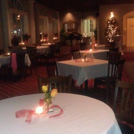 Das Foto wurde bei Galvez Restaurant von Tara C. am 12/1/2012 aufgenommen