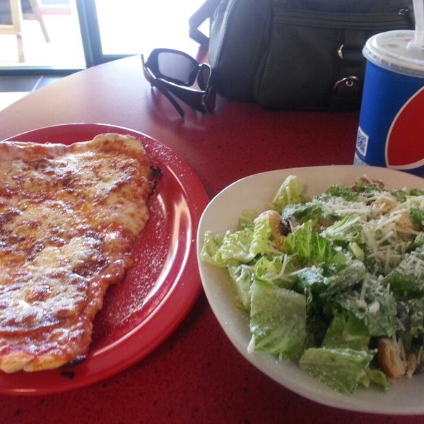 Foto tirada no(a) Geo&#39;s Pizzeria por Melissa E. em 8/14/2014