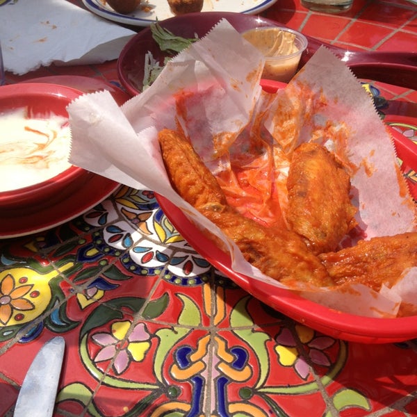 6/9/2013 tarihinde Alison F.ziyaretçi tarafından Burrito Bar'de çekilen fotoğraf