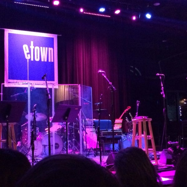 Foto scattata a eTown Hall da Tracy M. il 2/14/2014