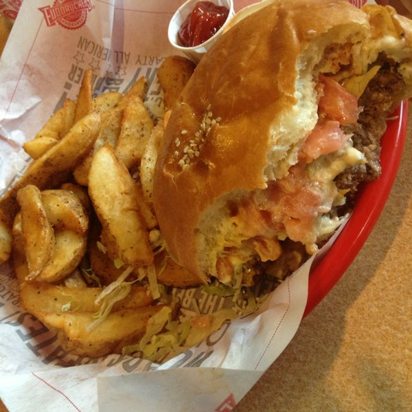 Photo taken at Fuddruckers by Amy H. on 6/26/2013