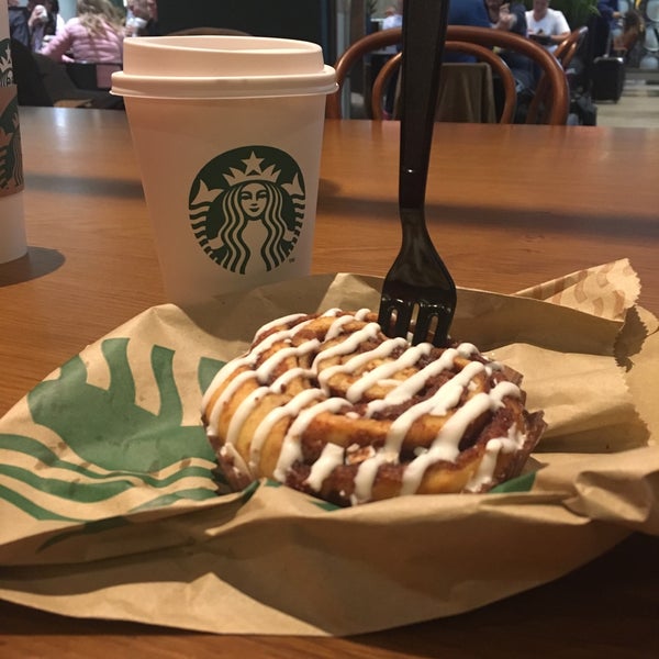 Foto tirada no(a) Starbucks por Robbe C. em 10/5/2019