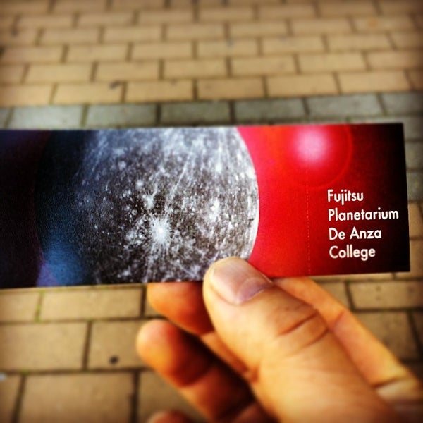รูปภาพถ่ายที่ Fujitsu Planetarium De Anza College โดย Dale C. เมื่อ 4/13/2014
