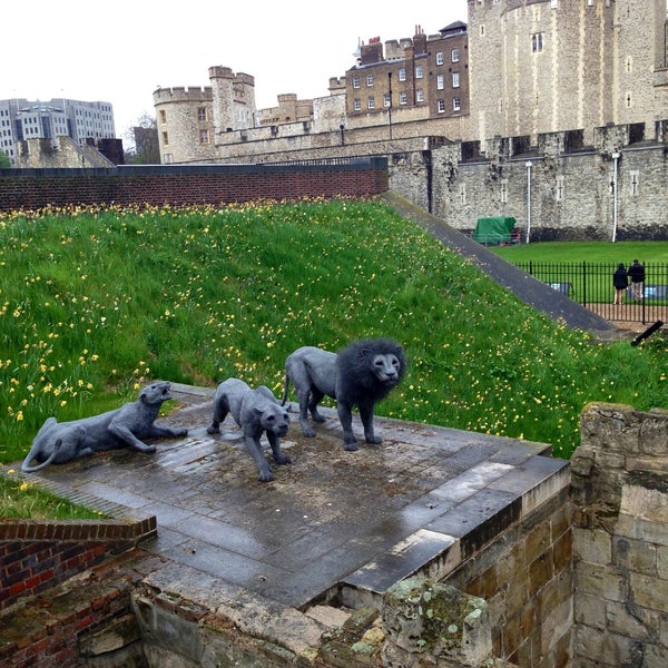 Foto diambil di Tower of London oleh Bertha L. pada 5/4/2013