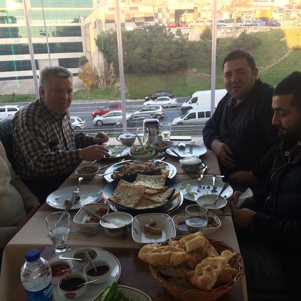 รูปภาพถ่ายที่ Kaburgacı Mehmet Usta โดย Veysel T. เมื่อ 12/24/2015