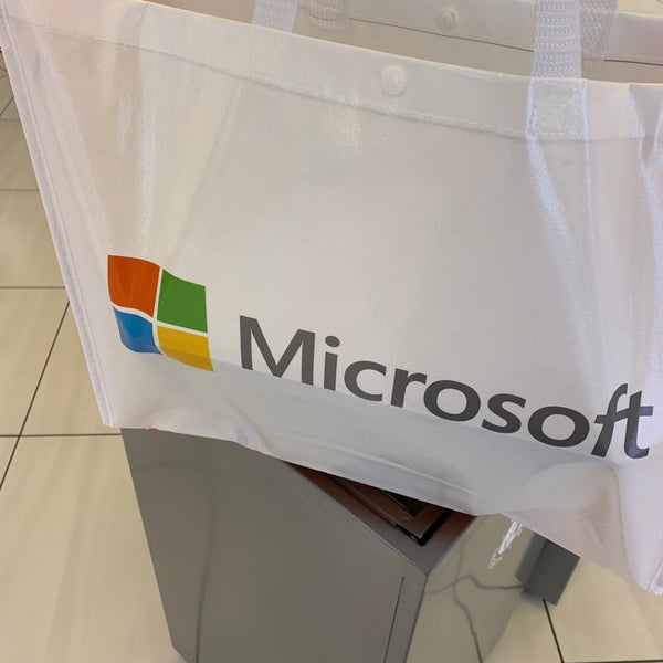 Microsoft Store (Now Closed) J106 Woodfield Mall