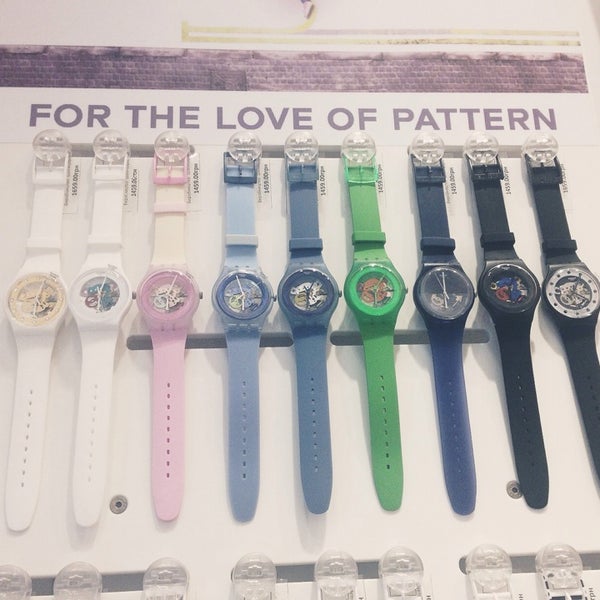 Swatch магазины. Адреса магазинов свотч. Swatch магазины. Свотч систем 51. Часы свотч с собакой.