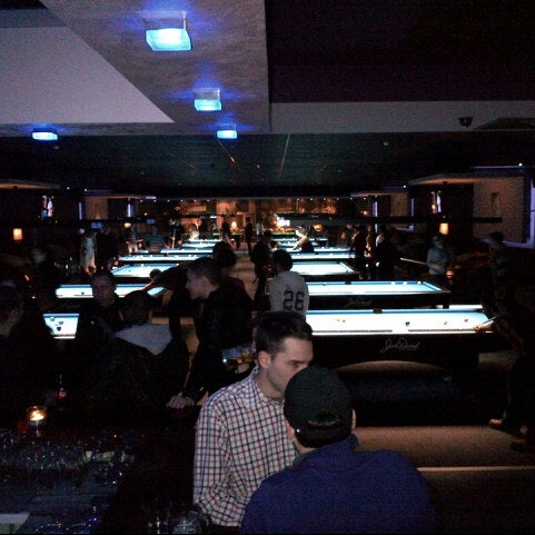 Foto tomada en STIX Bar &amp; Billiards  por Bogomil N. el 3/22/2013