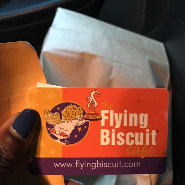 Foto tirada no(a) The Flying Biscuit Cafe por Doris E. em 12/13/2016