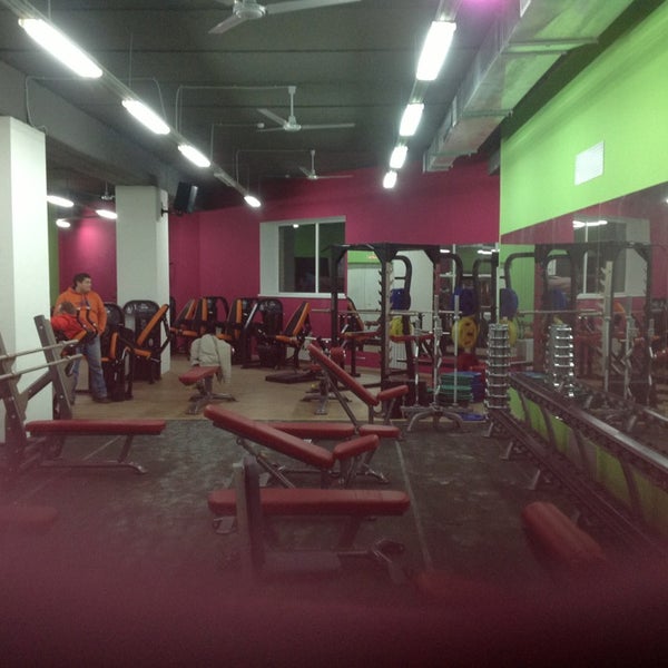 Квадро фитнес саратов. ТЦ Квадро Саратов. ТЦ Квадро Саратов Юбилейный. Квадро Саратов магазины. ТЦ Квадро Саратов Юбилейный магазины.