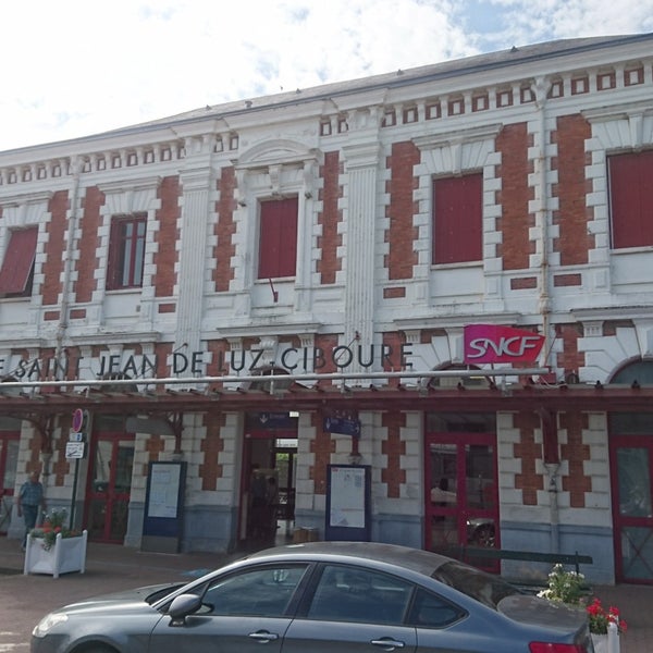 Photos à Gare SNCF de SaintJeandeLuz Ciboure Place de Verdun