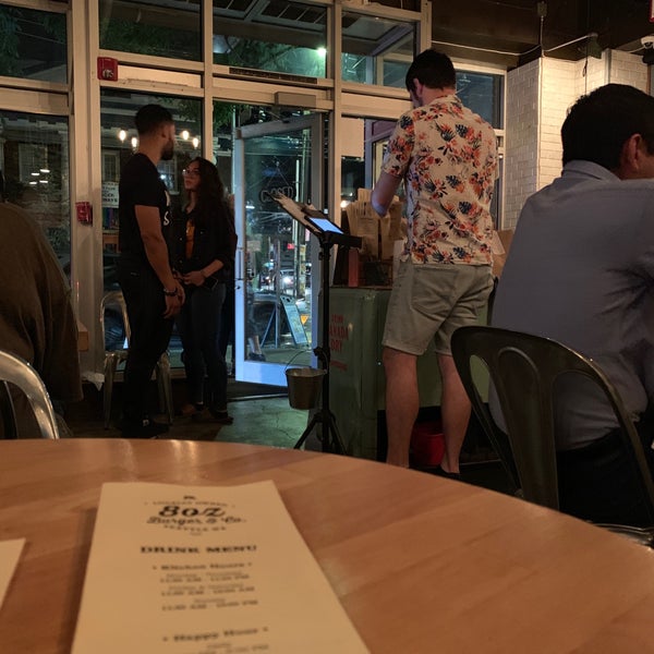 Foto scattata a 8oz Burger Bar da Ibrahim il 8/24/2019