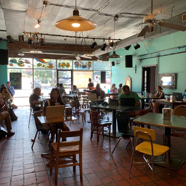รูปภาพถ่ายที่ Otherlands Coffee Bar &amp; Exotic Gifts โดย Ibrahim เมื่อ 8/18/2019