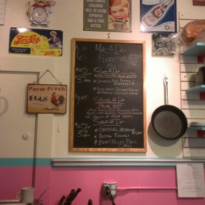 Снимок сделан в Sweetie&#39;s Bakery &amp; Cafe пользователем Stephanie D. 11/27/2012