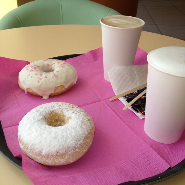 รูปภาพถ่ายที่ MO Donuts &amp; Coffee โดย Евгения К. เมื่อ 4/22/2013