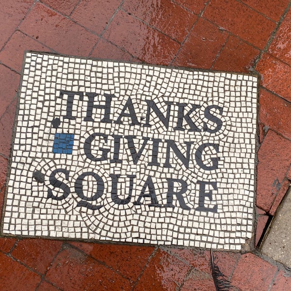 Foto scattata a Thanks-Giving Square da allison il 10/28/2020